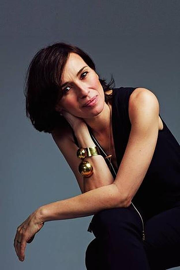 Ariadna con top y pantalón de Liu Jo, pulsera de Daniel Espinosa, anillo de Pretty Rumour y collar de Intropia.